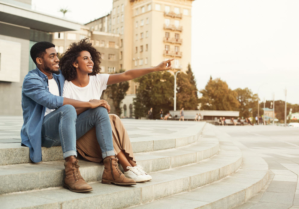 Happy couple sightseeing city.